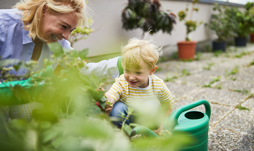 Mutter und Kind im Garten