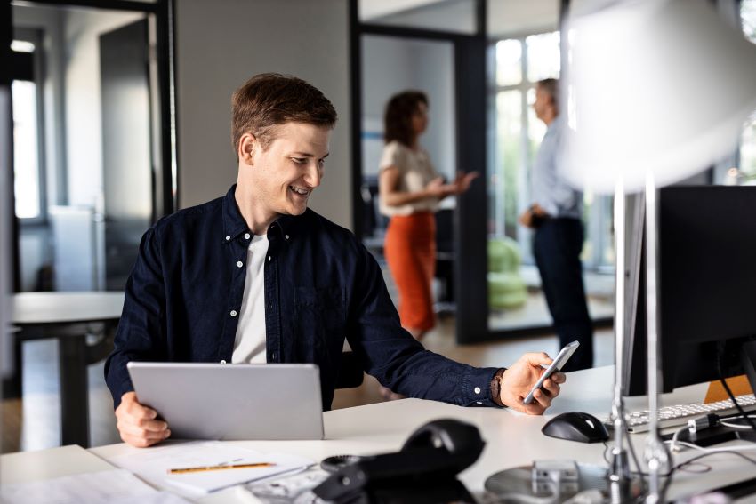 Junger Mann im Büro