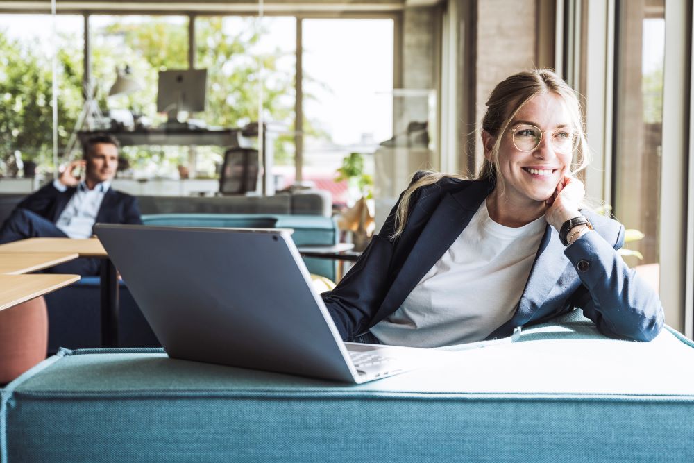 Junge Frau vor einem Laptop