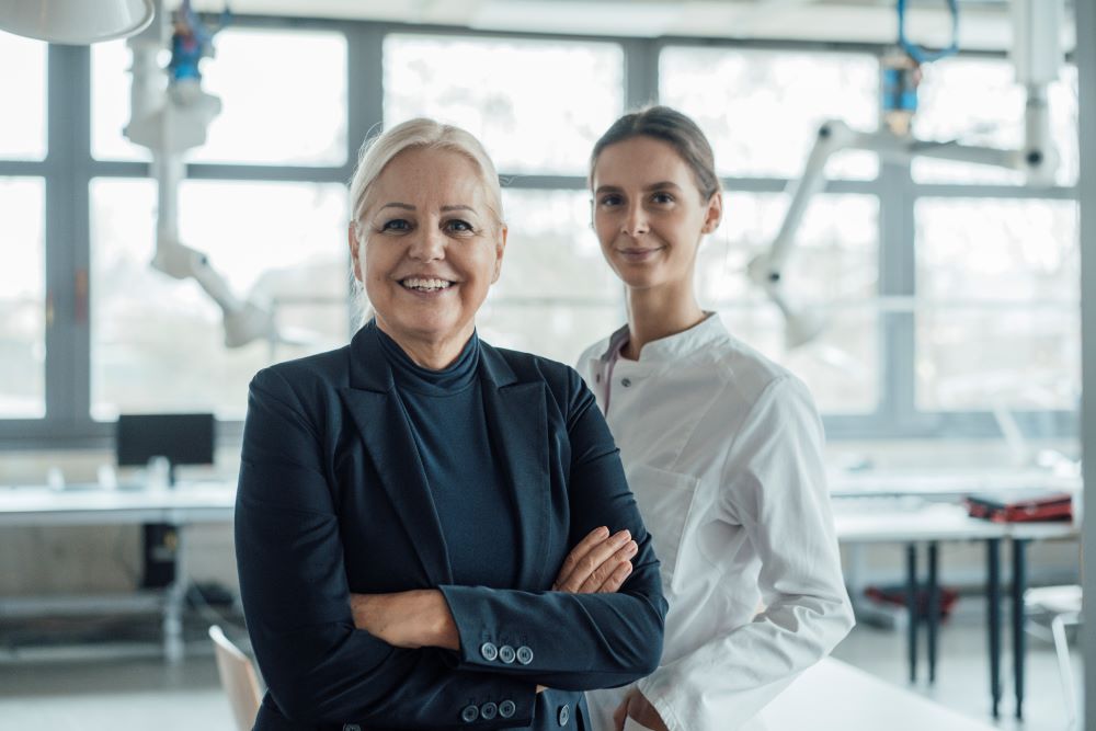 Mutter und Tochter in einem Labor