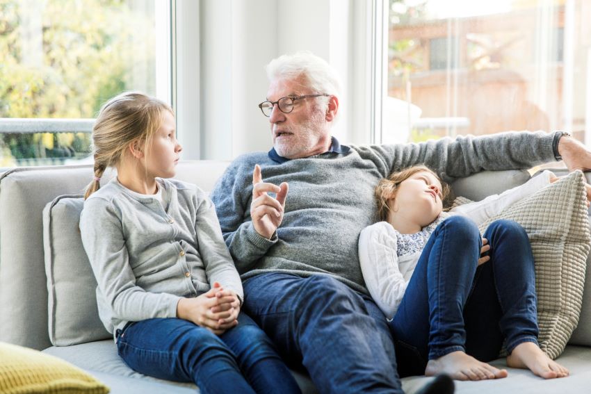 Mann auf Sofa