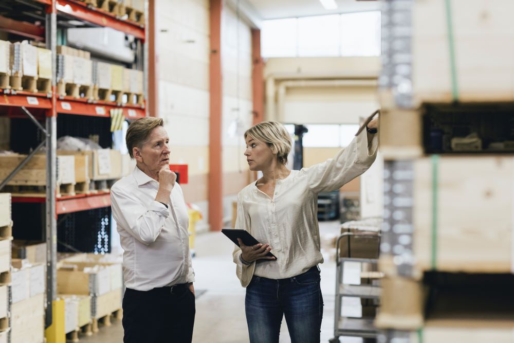 man und frau besprechen themen in einem lager