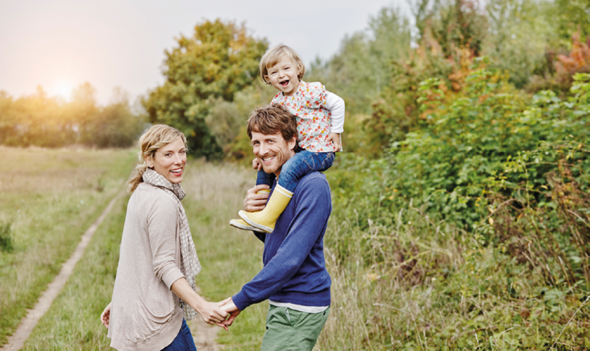 Bild einer Familie in der Natur