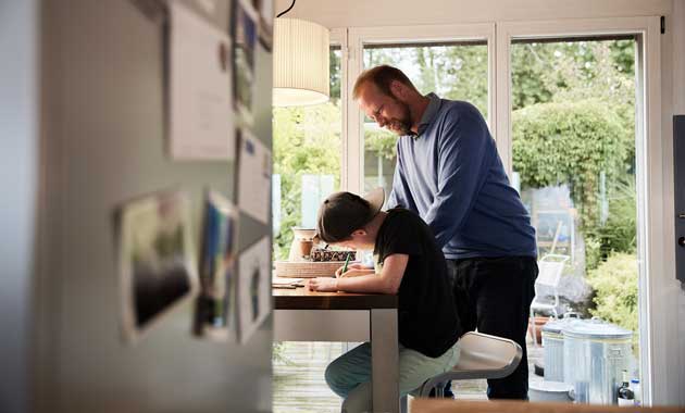 Bild von Vater und Sohn am Schreibtisch