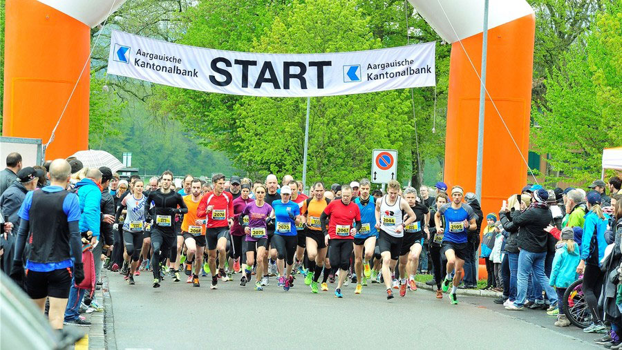 Läufer*innen rennen durch Start