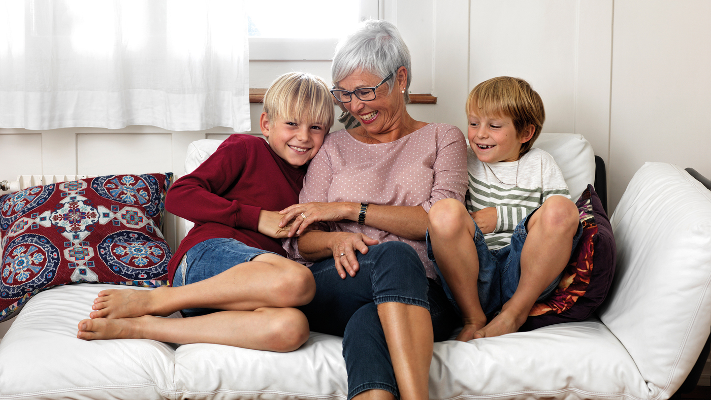 2 Kinder mit älterer Frau