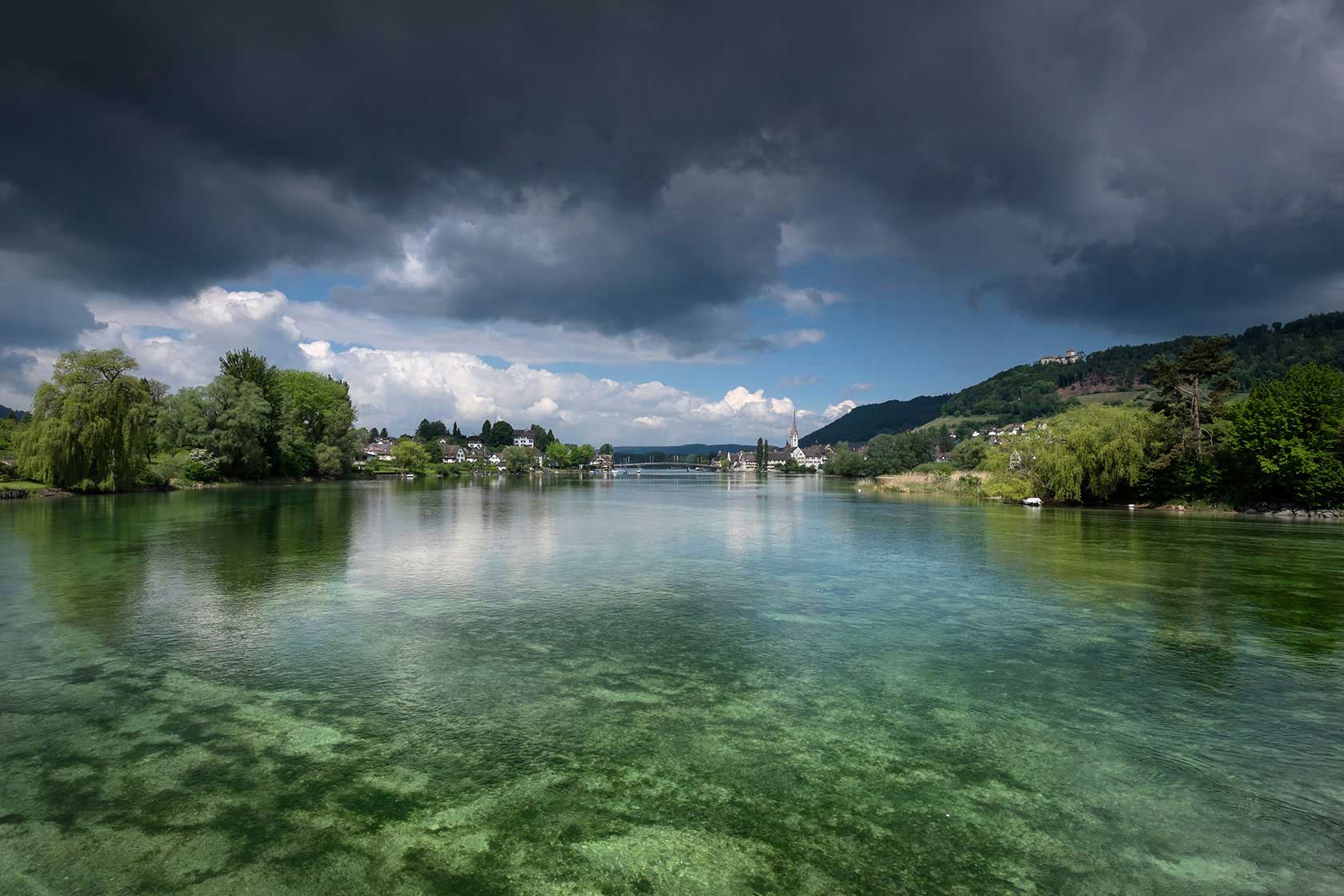 Bild von der aare im sommer