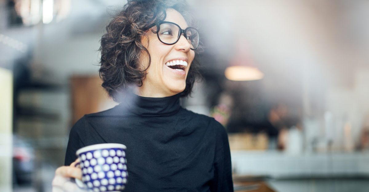 Frau am Kaffe trinken